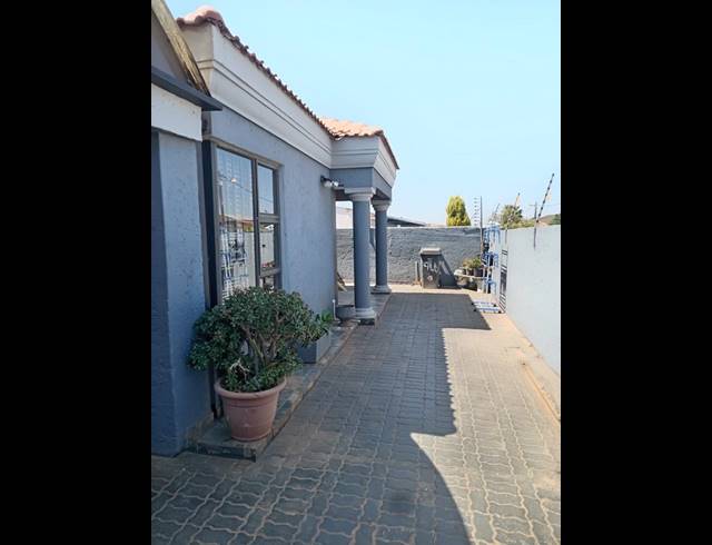 4 BEDROOM HOUSE FOR SALE IN PROTEA GLEN EXT